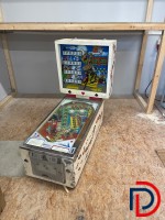 1 pinball machine 2 gaming machines / slot machines Used consumer electronics In used.