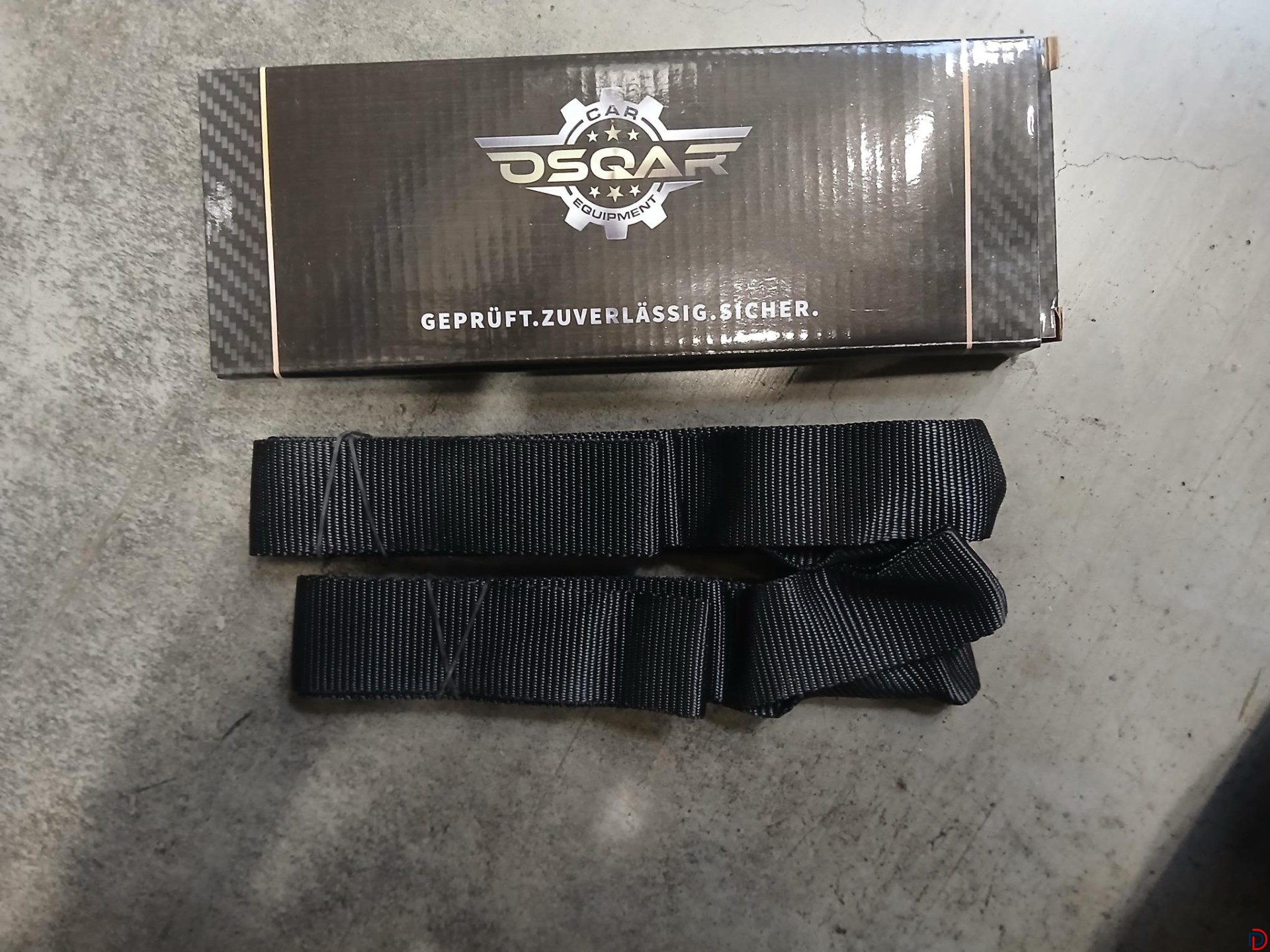 Konvolut of securing straps, tensioning straps, humidifier, shelves due to the warehouseman’s lien