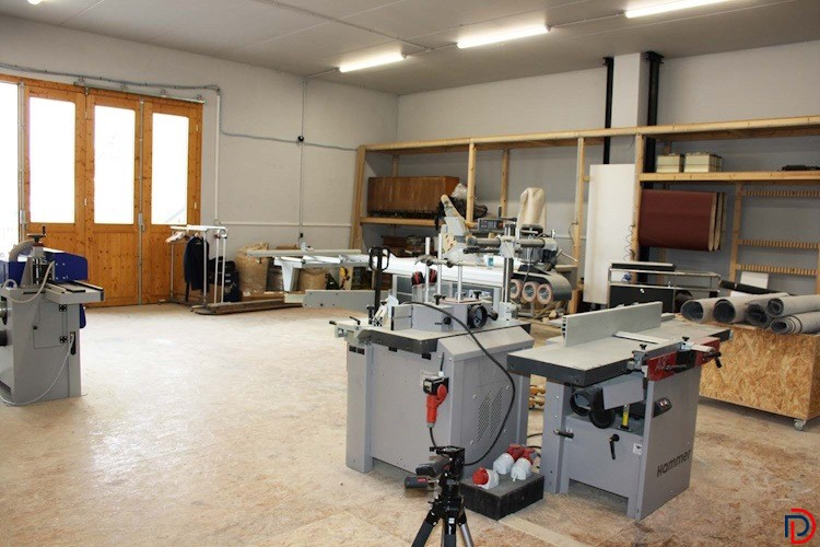 Schreinerwerkstatt, Schreinereimaschinen, USM Haller Regale u. Tische, gebr. Spielautomaten, Kamerastativ u. Beleuchtung usw.